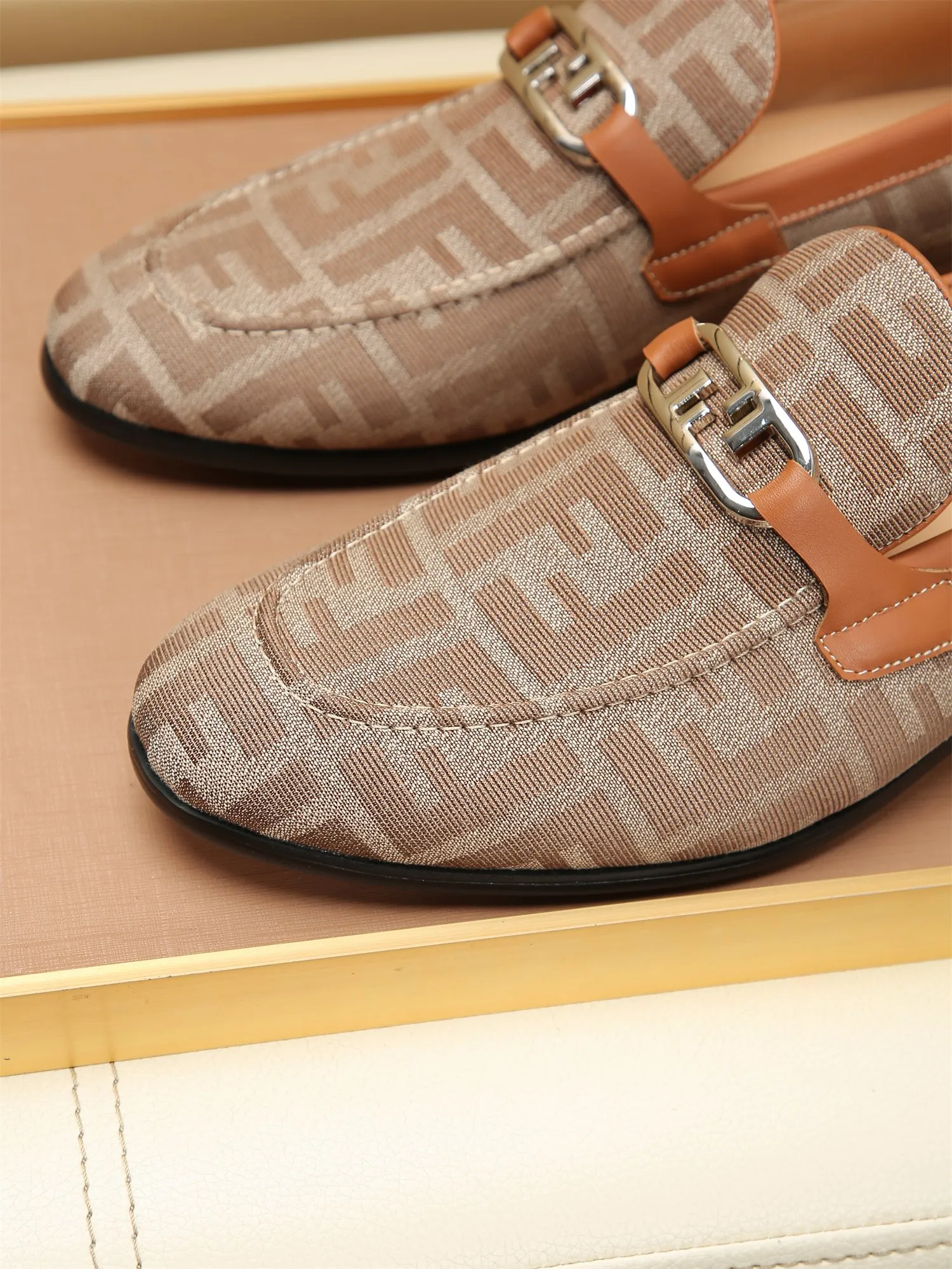 Men's shoes💰460 🕷🕷【FENDI】The latest men's formal leather shoes🇨🇳Classic series not to be missed💯The first layer is made of imported first-layer cowhide☘Original quality, the leather is smooth and delicate🎋Awesome version, perfect streamlined outline🍇Cowhide lining, size 38-44 (customized at 45.46)...